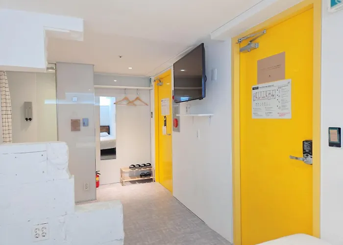 Hostal Look *