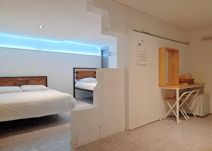 Hostal Look *